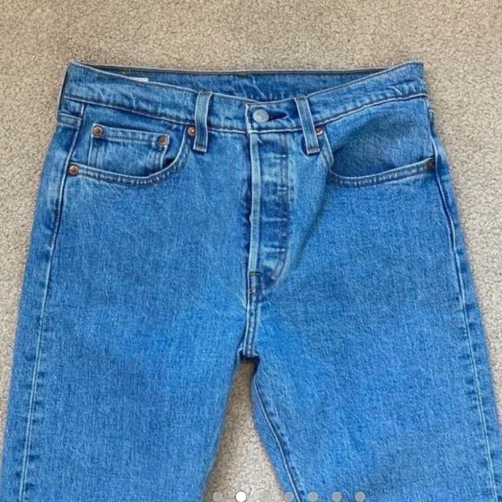 Levi's 501 S skinny big E light wash jeans in size
27. Button snap enclosures.
